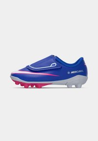 Blå og pink Nike Mercurial fodboldstøvle med en grå sål og velcrobånd, der dækker snørebåndene, vist i sideprofil.