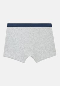Šedé boxerky vyrobené z měkké bavlny. Mají tmavě modrý elastický pas a standardní přiléhavý střih s plochými švy a bez vzorů.