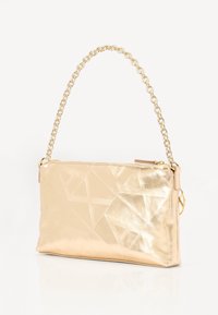 Złota metaliczna torebka kopertowa z geometrycznym tłoczonym wzorem, z łańcuszkowym paskiem i zapięciem na zamek, gładka tekstura.