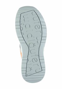 Gummisohle in Grau mit strukturierten Mustern und Rillen für besseren Halt. Enthält geprägtes Branding im Bereich der Zehen.