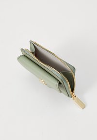 Portefeuille en cuir vert avec fermeture zippée, accents en métal doré et surface texturée. L'intérieur révèle deux compartiments pour une meilleure organisation.