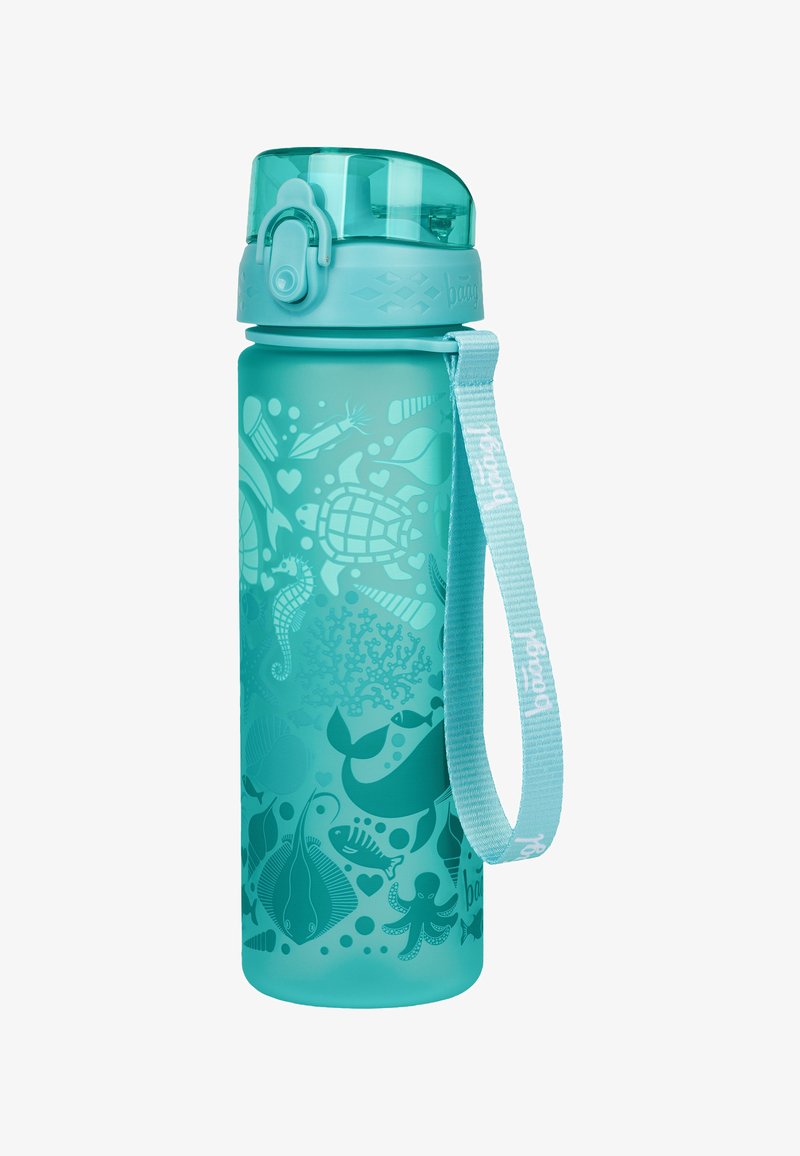 Tyrkysová plastová láhev na vodu s texturovaným povrchem, která má grafiku s mořskou tématikou v tmavě tyrkysové barvě a víčkem na klapku s popruhem na nošení.