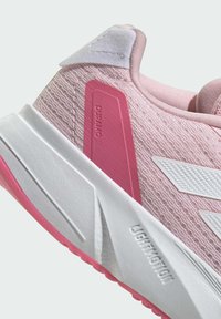 Scarpa da ginnastica leggera di colore rosa con upper in tessuto testurizzato, suola intermedia bianca, dettagli rosa e decorazioni a motivo sulla suola.