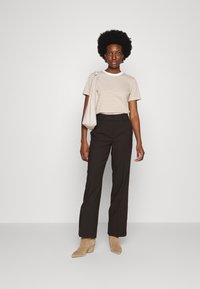 Selected Femme SLFRITA WIDE PANT - Calças - coffee bean