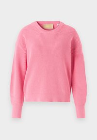 Rosa strikket genser med rund hals, senkede skuldre, ribbede mansjetter og nederkant. Har et teksturert mønster gjennom hele.