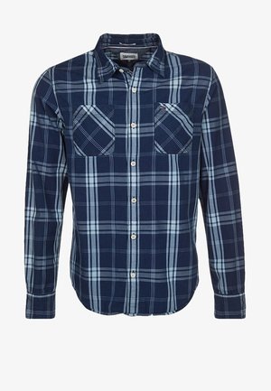 Męska flanelowa koszula z długim rękawem w ciemnogranatową i jasnoniebieską kratkę, z dwoma kieszeniami na piersi i zapięciem na guziki z przodu.