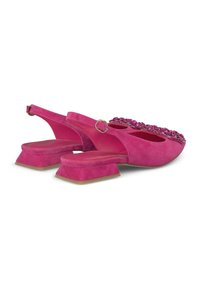 Des chaussures slingback en daim rose avec un talon carré, dotées d'une décoration en perles sur la zone des orteils et d'une doublure intérieure lisse.