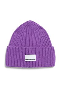 Lila Mütze aus ribbeligem Material, mit umschlagbarem Bündchen und einem weißen rechteckigen Etikett, auf dem "ARMEDANGELS" in Schwarz gedruckt ist.