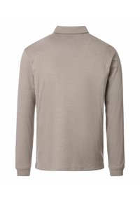 Beige polo-shirt met lange mouwen en een klassieke kraag, van achteren weergegeven op een witte achtergrond.