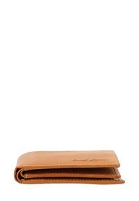 Portafoglio in pelle marrone, design a due ripiegamenti, texture liscia, bordi cuciti, forma compatta con dettaglio del logo impresso sul fronte.