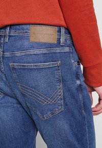 TOM TAILOR TRAD - Calças de ganga de perna direita - mid stone wash denim