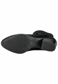 Botín negro con una suela de goma texturizada, parte superior de ante suave y tacón plano. Cuenta con una correa ajustable para el cierre.