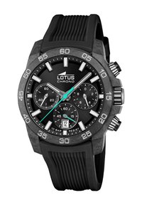 Montre chronographe noire avec un boîtier en noir texturé, un bracelet en caoutchouc et des accents turquoise sur les aiguilles. Dispose de trois sous-cadrans et d'un affichage de la date.