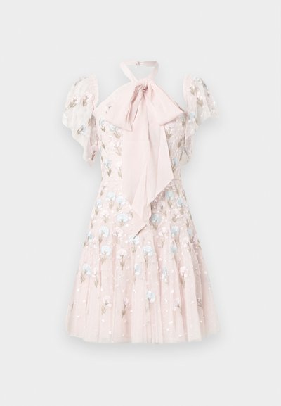 Ružové kvetinové šaty s priehľadnými nariasenými rukávmi, mašľou na krku a vyšívanými kvetmi svetlomodrej a krémovej farby. Skladaná sukňa.