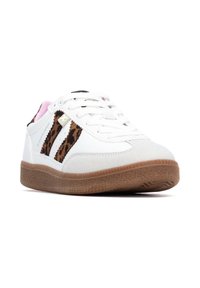 Zapatilla blanca con detalles de estampado de leopardo y un interior rosa. Cuenta con una suela de goma texturizada y cordones blancos. Materiales lisos y de ante.
