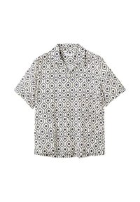 Camisa de manga corta en color beige claro con patrón geométrico en azul marino. Cuenta con un cuello y botones, fabricada en tejido ligero.
