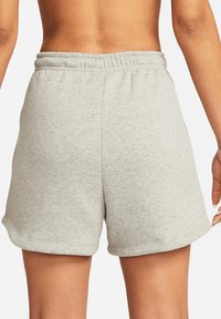 Grijze katoenen shorts met een elastische tailleband, met een relaxte pasvorm, zijnaden en omgeslagen zoom voor extra detail.