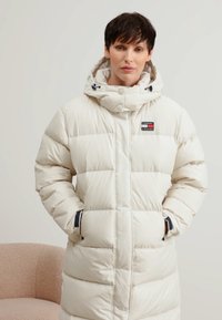 Tommy Jeans ALASKA LONG PUFFER - Piumino lungo - beige