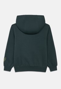 Sudadera con capucha de color verde oscuro, hecha de tela suave, con un diseño texturizado, puños acanalados y un pequeño detalle bordado en la manga.