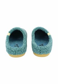 Blauwe donzige slippers met een gestructureerde bovenkant, ronde vorm en zachte binnenkant. Gele accent bij de hiel. Rubberen zool voor grip.