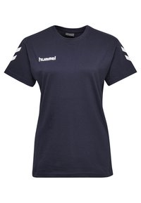 Camiseta de algodón azul marino con mangas cortas, cuello redondo, logotipo blanco en el pecho y diseños de chevron blancos en las mangas.
