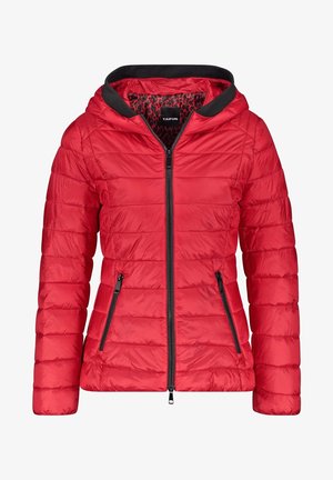 Rote Daunenjacke mit Kapuze, ausgestattet mit horizontaler Steppstruktur, Frontreißverschluss und Seitentaschen mit schwarzen Akzenten. Gefüttert mit Leopardenmuster.