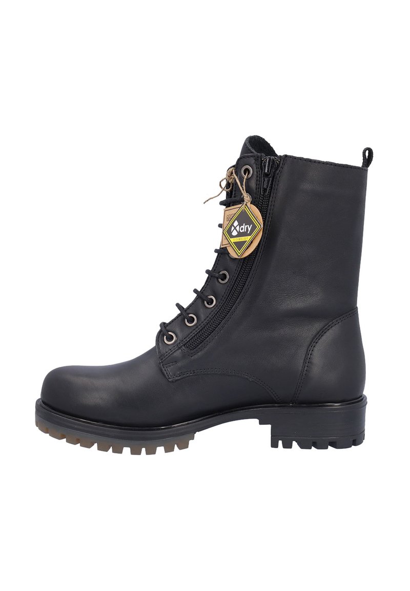 Botas de tobillo de piel negra con cremallera lateral, parte delantera con cordones y ojales de metal, suela robusta y una etiqueta de impermeabilidad adjunta.