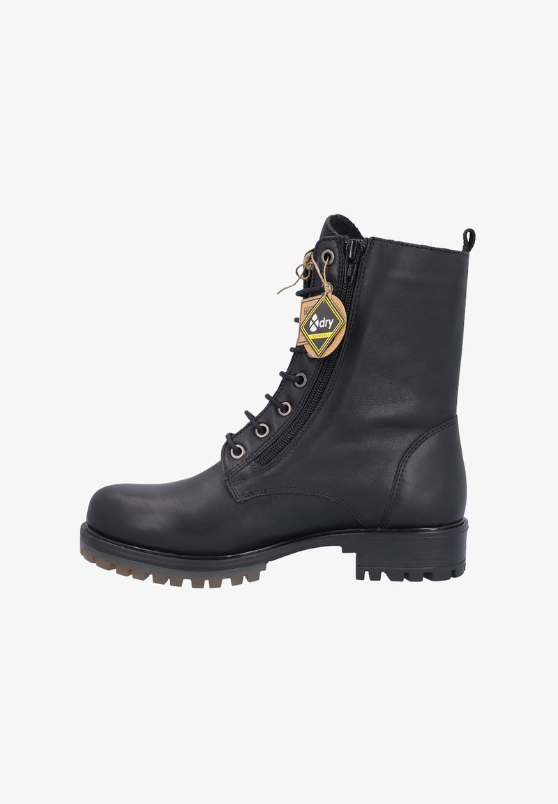 Botas de tobillo de piel negra con cremallera lateral, parte delantera con cordones y ojales de metal, suela robusta y una etiqueta de impermeabilidad adjunta.