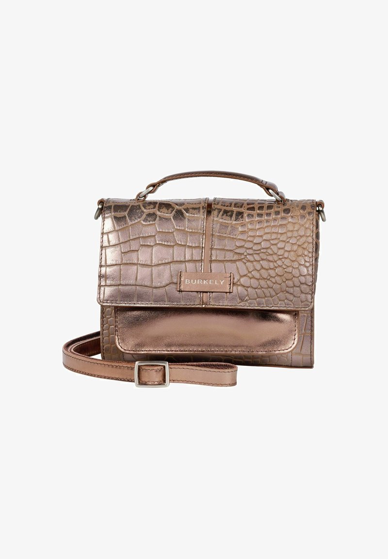 Borsa in ecopelle bronzo con texture a coccodrillo, dotata di patta pieghevole, dettagli in argento e tracolla regolabile. Logo del marchio visibile.