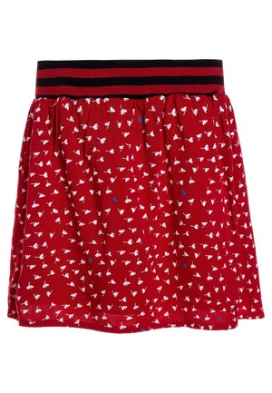 Jupe rouge avec un motif floral blanc et bleu, ceinture élastique noire avec des rayures rouges, design froncé. Tissu lisse, longueur genoux.