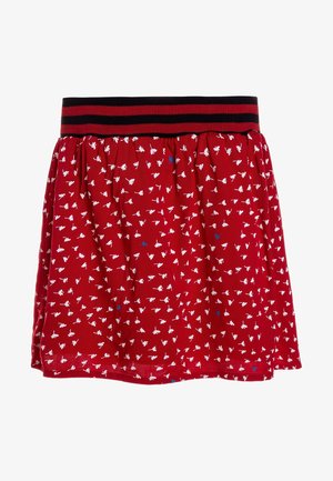 Falda roja con estampado floral en blanco y azul, cintura elástica negra con franjas rojas, diseño fruncido. Tejido suave, hasta la rodilla.