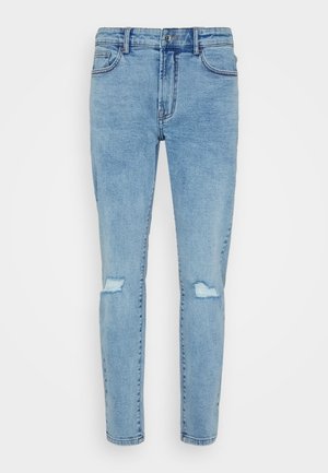 Světle modré skinny džíny s roztržením na obou kolenou, klasický pětikapsový design a knoflíkový uzávěr v pase.