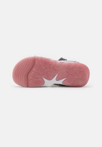 Superfit PEBBLES - Käimissandaalid - light gray/pink