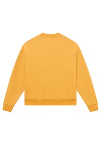 Sudadera amarilla de cuello redondo, con mangas largas, puños y dobladillo acanalados, y una textura suave y sólida sin patrones ni acentos visibles.