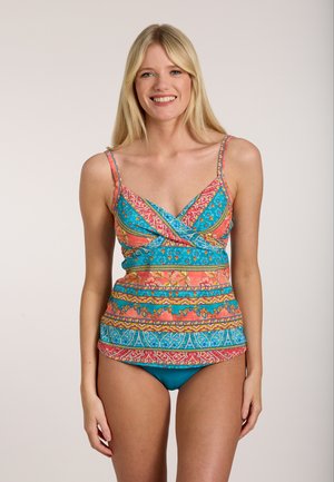 Tankini multicolore avec un tissu à motifs bleu, rose et vert, doté de bretelles spaghetti réglables et d'un design de buste smocké.