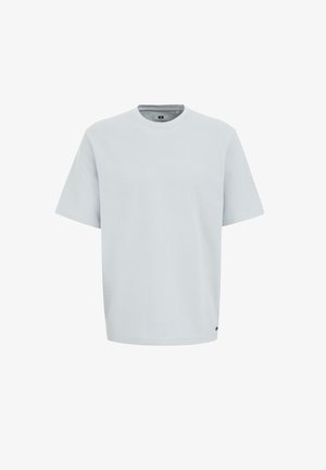 Jasnoniebieska koszulka z krótkim rękawem. Miękka, teksturowana tkanina o okrągłym dekolcie i luźnym kroju. Minimalistyczny design bez wyraźnych logo czy wzorów.