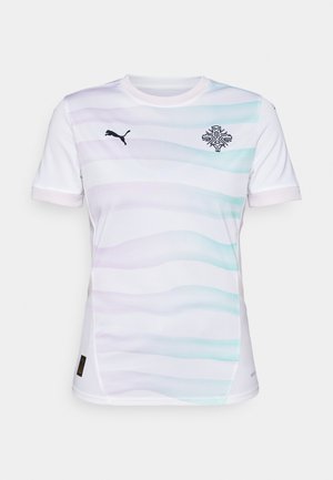 Camiseta de fútbol de manga corta blanca con sutiles rayas onduladas en tonos pastel, logotipo bordado en el pecho y un cuello y puños de contraste.