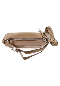 Borsa a tracolla in pelle marrone chiaro con chiusura a zip, design piatto, tracolla regolabile e accessori in argento. Tessuto liscio, stile minimalista, senza ulteriori decorazioni.