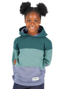 Barns hoodie i nyanser av grönt och blått, med en känguruficka och ribbade ärmslut. Tillverkad av mjukt, texturerat tyg.