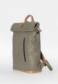 Zaino in pelle grigia con apertura arrotolata, tasca con zip discreta, accentuazione tan alla base e spallacci regolabili per un trasporto confortevole.