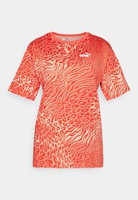 Värikäs oranssi lyhythihainen paita eläinkuoseilla, jossa pyöreä kaula-aukko ja teksturoitu pinta. Brändin logo näkyy rinnassa.
