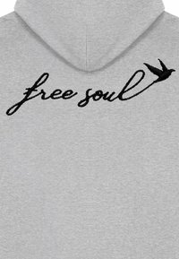 Felpa grigia con cappuccio caratterizzata da testo ricamato nero "free soul" accompagnato da una silhouette di uccello, realizzata con una morbida texture e una vestibilità ampia.