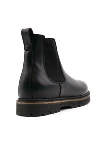 Bottines Chelsea en cuir noir avec des panneaux élastiques sur les côtés, un bout rond et une semelle en caoutchouc épaisse avec un bord texturé.