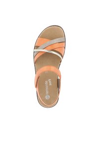 Sandales orange, grises et métalliques avec des brides croisées. Tige en daim, semelle intérieure douce, semelle plate et détails de couture autour des bords.