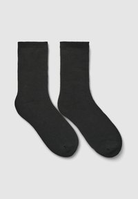 Calzini neri in cotone con una texture liscia, di lunghezza media, dotati di un polsino a costine e punta senza cuciture per il massimo comfort.