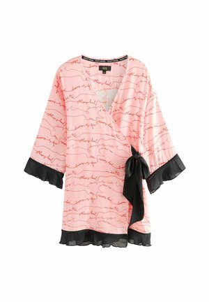 Różowa kimono-style narzutka z czarnymi akcentami, z wyrazistym wzorem w odręcznym kursywie. Rozkloszowane rękawy i pasek w talii dodają szczegółów.