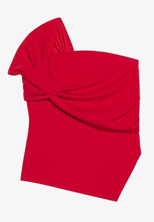 Röd bandeau-topp gjort av stretchigt tyg med en snodd framtill, med en mjuk textur och sned nederkant.
