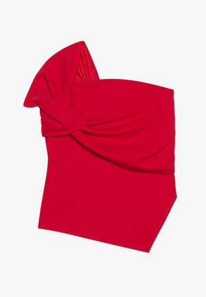 Röd bandeau-topp gjort av stretchigt tyg med en snodd framtill, med en mjuk textur och sned nederkant.