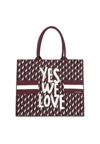 Borsa tote in tessuto intrecciato bordeaux, con il testo bianco "SÌ, CI PIACE" in contrasto, motivi geometrici in varie sfumature di rosso e due manici robusti.