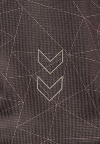 Tamsus audinys su geometriniais rožiniais raštais ir pilku chevrono logotipu centre. Raštuotas dizainas suteikia vizualinį patrauklumą.